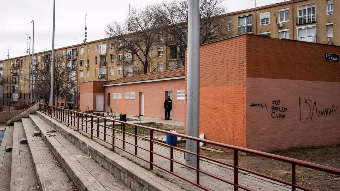 La Plataforma Vecinal de San Blas reclama al Ayuntamiento que impulse el uso deportivo de la pista y vestuarios abandonados de la calle Tejedores