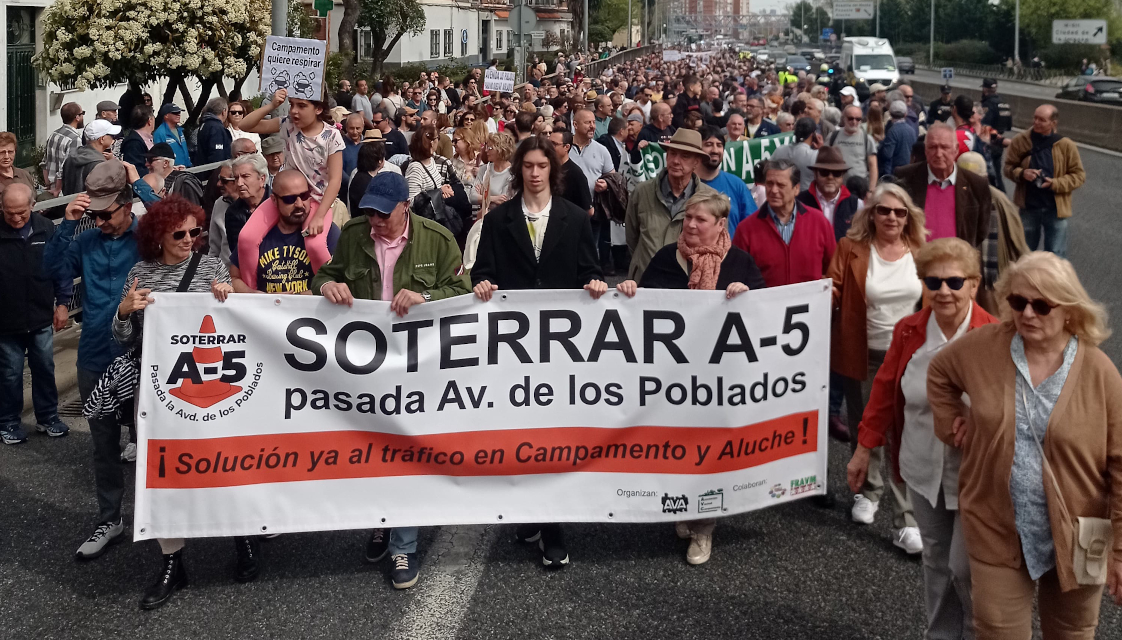 Más de un millar de vecinos cortan la A5 para exigir el soterramiento hasta la Avenida de los Poblados