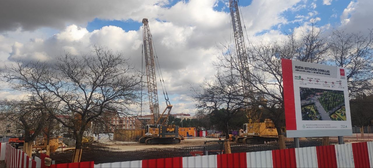 Obras del pozo de ataque de la tuneladora de la ampliación de la línea 11 en el parque de Comillas
