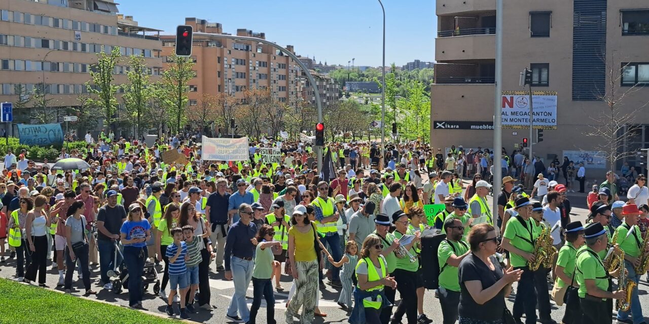 9.000 madrileños salen a la calle en Montecarmelo para exigir el traslado del cantón lejos de colegios y viviendas