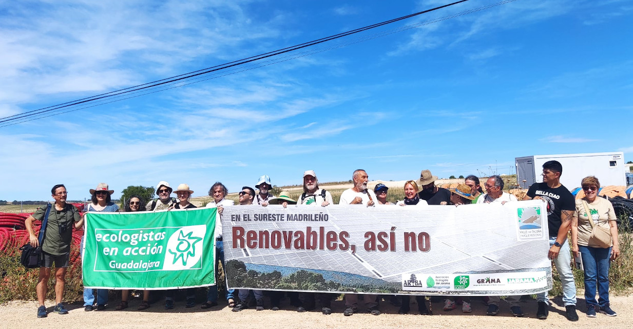 Marcha de protesta en Almoguera (Guadalajara) contra la proliferación de parques fotovoltaicos