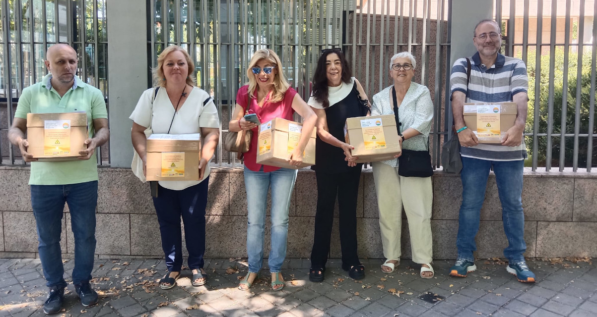 ¡Lo conseguimos! 70.895 firmas de la ILP para la climatización y adecuación de los centros educativos llegan a la Asamblea de Madrid