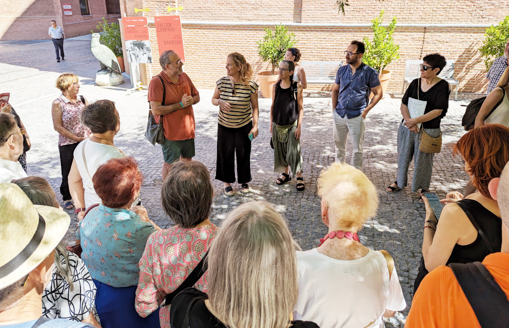 La FRAVM reúne a un grupo de pioneros del movimiento vecinal para visitar la exposición “Barrios. Madrid 1976-1980” del fotógrafo Javier Campano