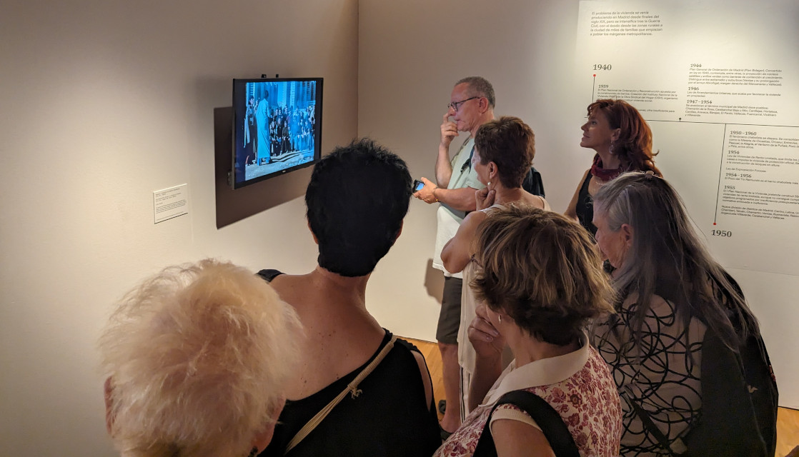 La FRAVM reúne a un grupo de pioneros del movimiento vecinal para visitar la exposición “Barrios. Madrid 1976-1980” del fotógrafo Javier Campano