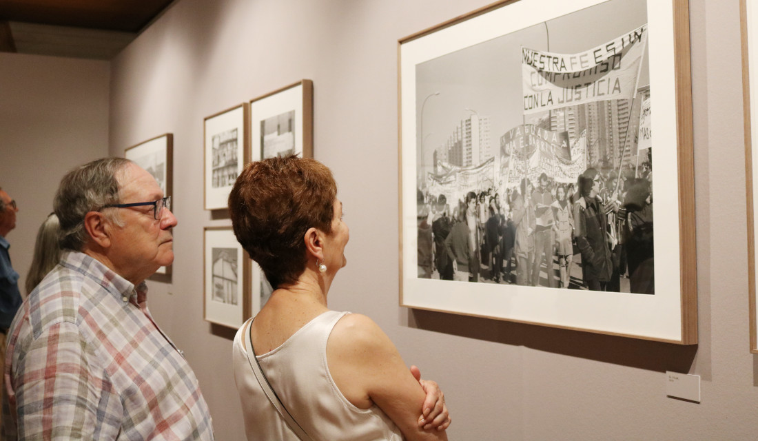La FRAVM reúne a un grupo de pioneros del movimiento vecinal para visitar la exposición “Barrios. Madrid 1976-1980” del fotógrafo Javier Campano