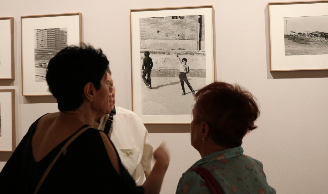 La FRAVM reúne a un grupo de pioneros del movimiento vecinal para visitar la exposición “Barrios. Madrid 1976-1980” del fotógrafo Javier Campano