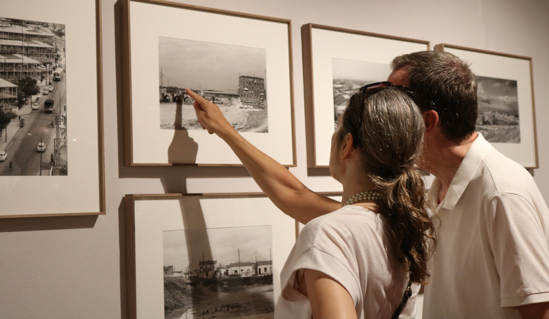 La FRAVM reúne a un grupo de pioneros del movimiento vecinal para visitar la exposición “Barrios. Madrid 1976-1980” del fotógrafo Javier Campano