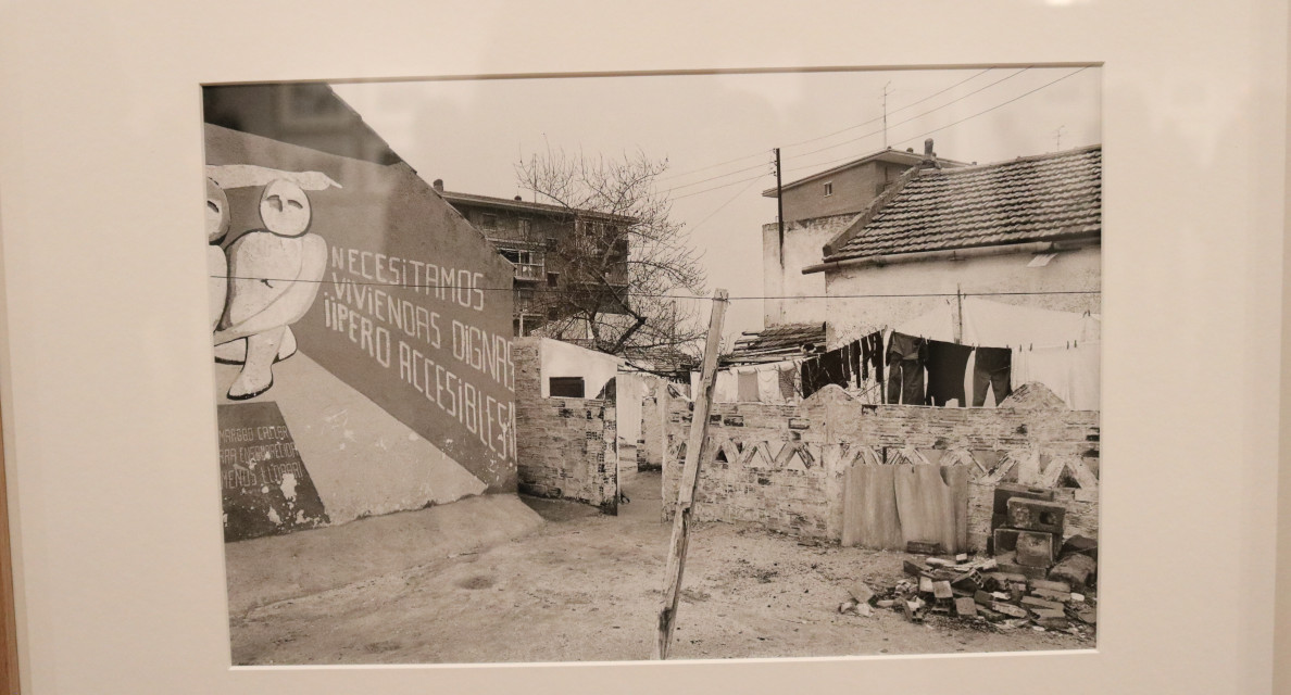 La FRAVM reúne a un grupo de pioneros del movimiento vecinal para visitar la exposición “Barrios. Madrid 1976-1980” del fotógrafo Javier Campano