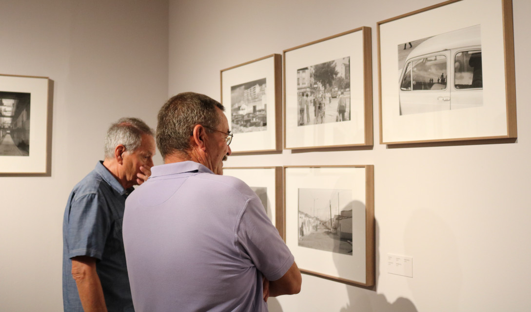 La FRAVM reúne a un grupo de pioneros del movimiento vecinal para visitar la exposición “Barrios. Madrid 1976-1980” del fotógrafo Javier Campano