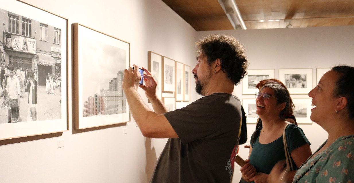 La FRAVM reúne a un grupo de pioneros del movimiento vecinal para visitar la exposición “Barrios. Madrid 1976-1980” del fotógrafo Javier Campano