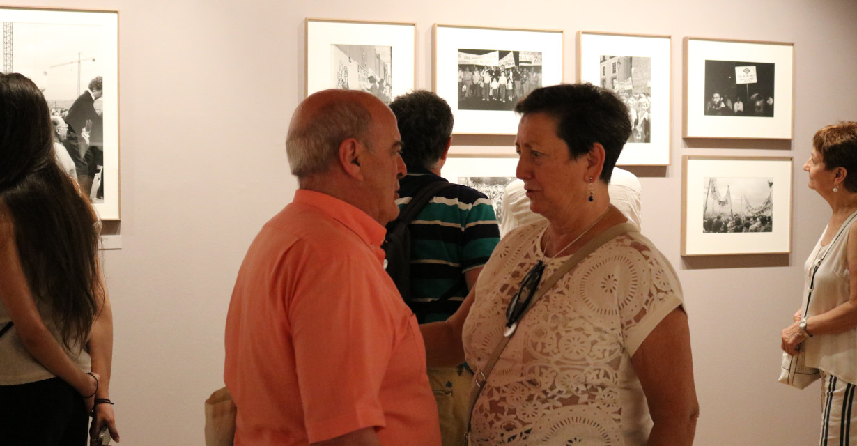 La FRAVM reúne a un grupo de pioneros del movimiento vecinal para visitar la exposición “Barrios. Madrid 1976-1980” del fotógrafo Javier Campano