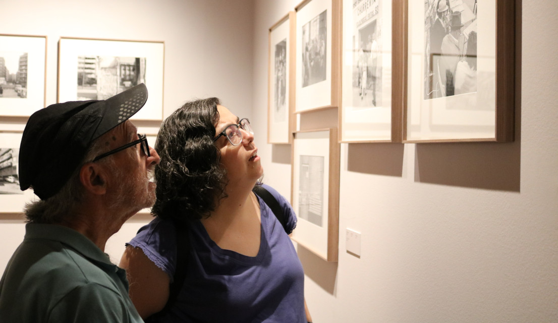 La FRAVM reúne a un grupo de pioneros del movimiento vecinal para visitar la exposición “Barrios. Madrid 1976-1980” del fotógrafo Javier Campano