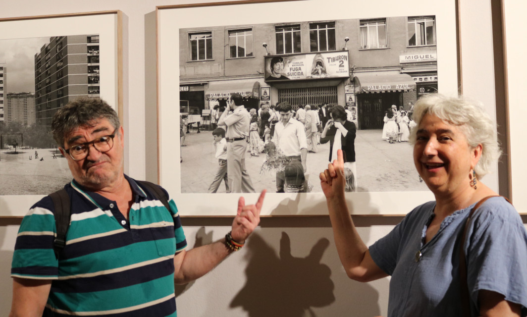 La FRAVM reúne a un grupo de pioneros del movimiento vecinal para visitar la exposición “Barrios. Madrid 1976-1980” del fotógrafo Javier Campano