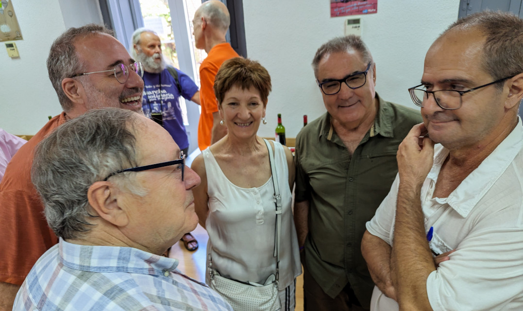 La FRAVM reúne a un grupo de pioneros del movimiento vecinal para visitar la exposición “Barrios. Madrid 1976-1980” del fotógrafo Javier Campano