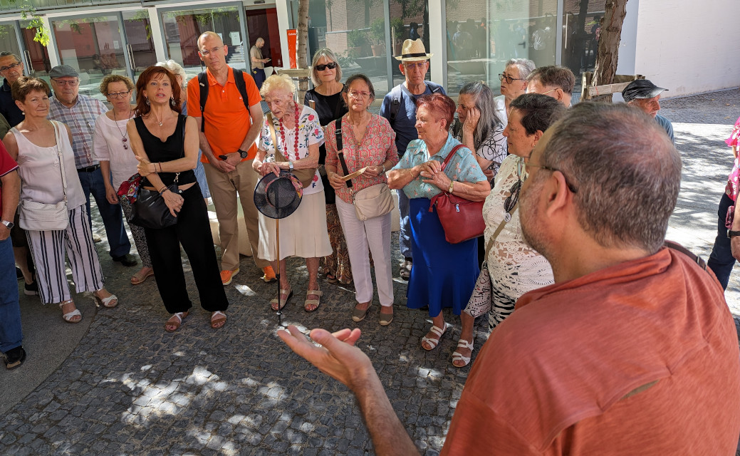 La FRAVM reúne a un grupo de pioneros del movimiento vecinal para visitar la exposición “Barrios. Madrid 1976-1980” del fotógrafo Javier Campano