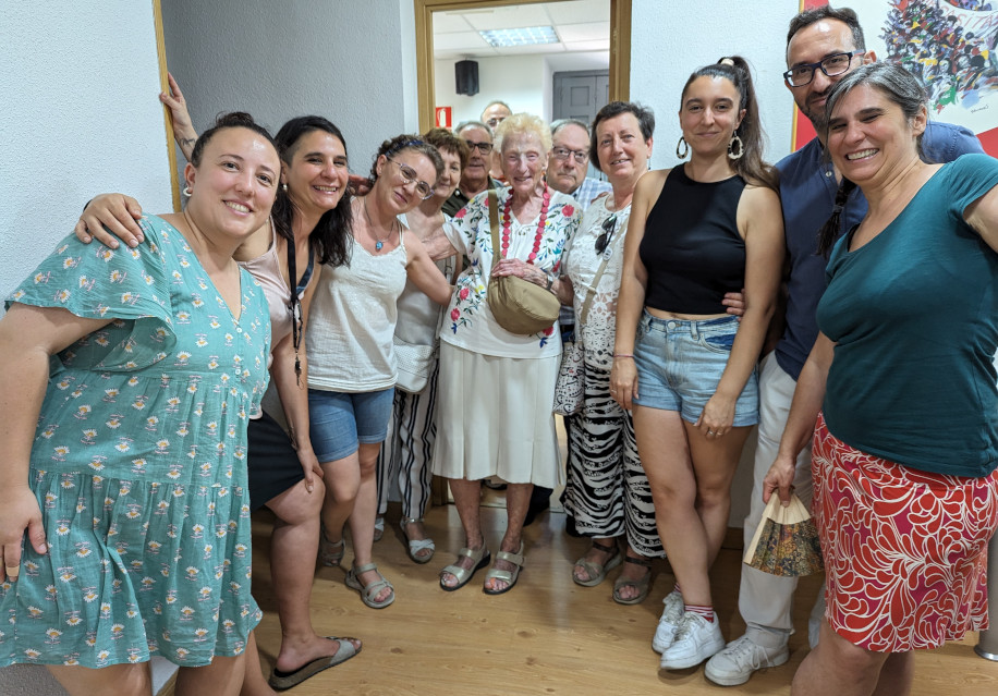 La FRAVM reúne a un grupo de pioneros del movimiento vecinal para visitar la exposición “Barrios. Madrid 1976-1980” del fotógrafo Javier Campano