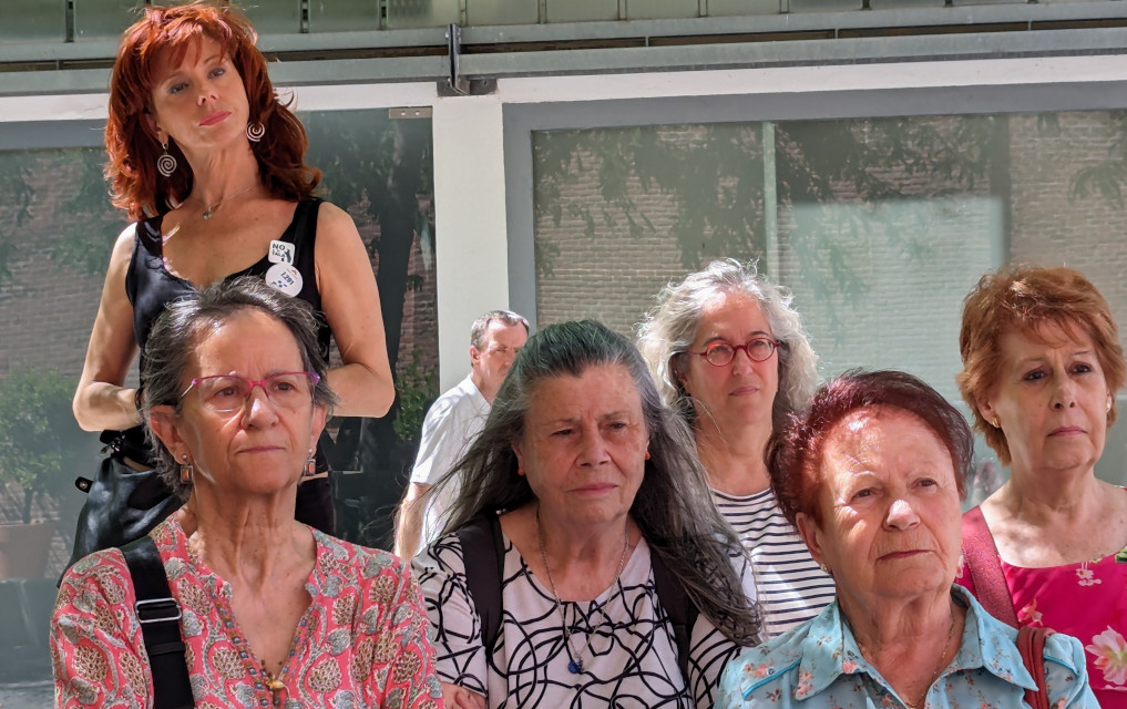 La FRAVM reúne a un grupo de pioneros del movimiento vecinal para visitar la exposición “Barrios. Madrid 1976-1980” del fotógrafo Javier Campano