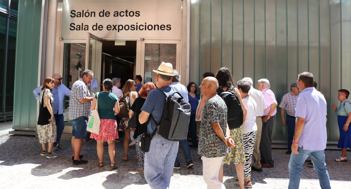 La FRAVM reúne a un grupo de pioneros del movimiento vecinal para visitar la exposición “Barrios. Madrid 1976-1980” del fotógrafo Javier Campano