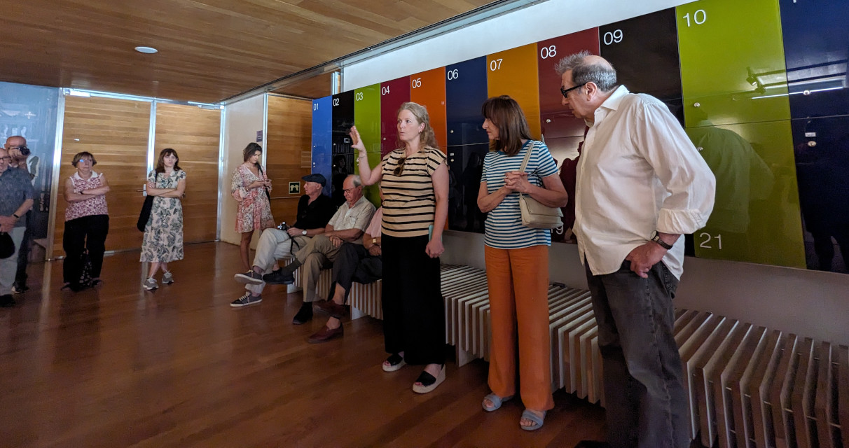 La FRAVM reúne a un grupo de pioneros del movimiento vecinal para visitar la exposición “Barrios. Madrid 1976-1980” del fotógrafo Javier Campano