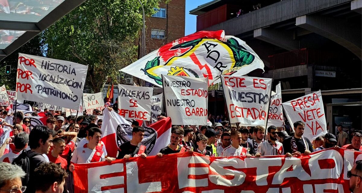 Las asociaciones vecinales celebran que la movilización del barrio haya conseguido que el Rayo se quede en Vallecas