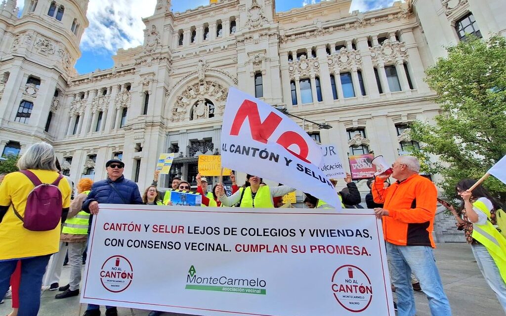 Concentración ante el Ayuntamiento para defender el traslado del cantón de Montecarmelo a una zona industrial