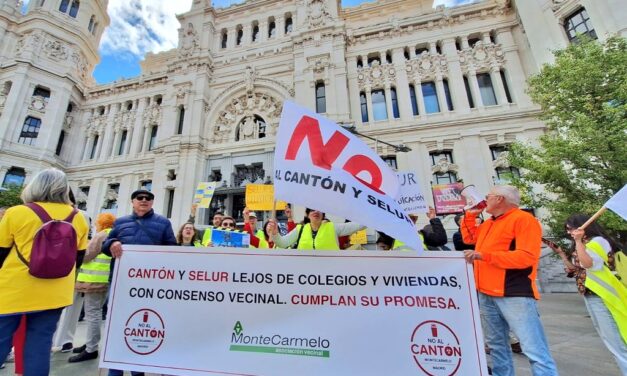 Concentración ante el Ayuntamiento para defender el traslado del cantón de Montecarmelo a una zona industrial