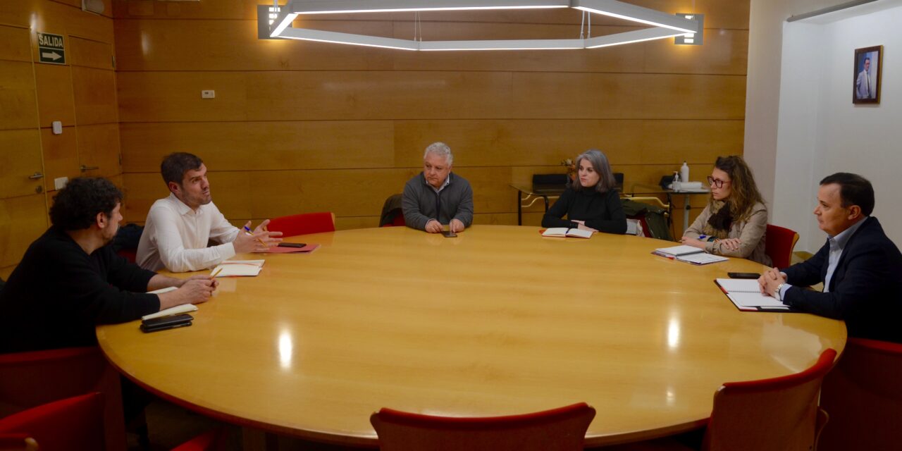 Jorge Nacarino mantiene su primer encuentro con el alcalde y las asociaciones vecinales de Coslada