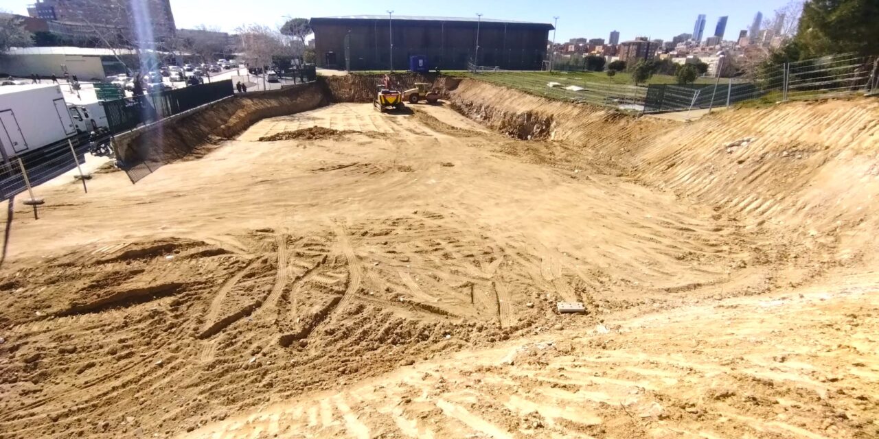 El Ayuntamiento de Madrid construye un cantón de limpieza dentro de un polideportivo, talando árboles y destrozando un sendero peatonal recién hecho