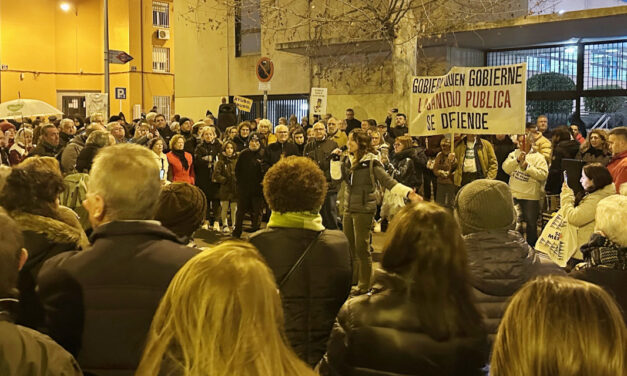 La vecindad protesta ante el Centro de Salud Los Rosales de Villaverde el día que se queda sin la mitad de sus profesionales