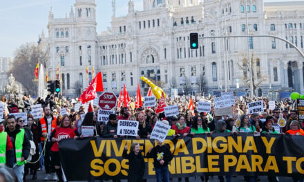 Concentración para exigir al Ayuntamiento de Madrid más vivienda pública y atención a los afectados por la venta de pisos de la EMVS