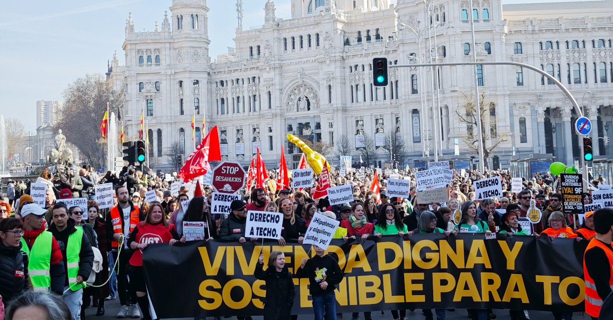 Concentración para exigir al Ayuntamiento de Madrid más vivienda pública y atención a los afectados por la venta de pisos de la EMVS