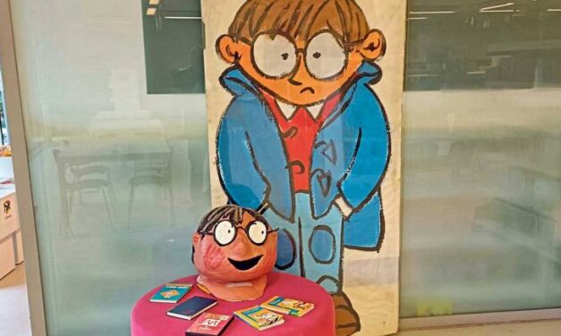 La mayoría absoluta del PP tumba en Carabanchel una propuesta para poner el nombre de Elvira Lindo a la nueva biblioteca en el PAU