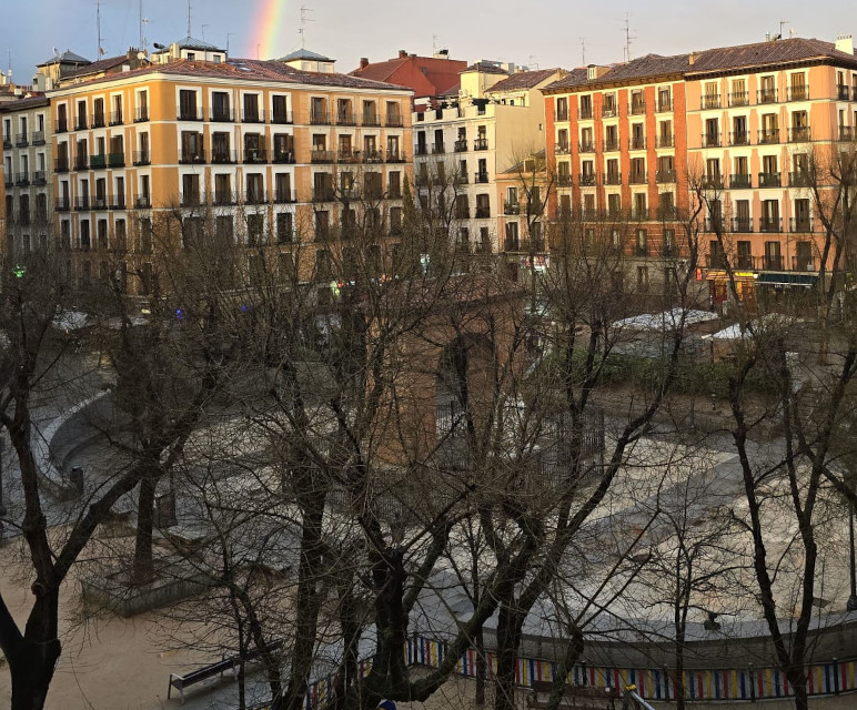 ¿Por qué destruir y reformar la plaza del Dos de Mayo cuando bastaría con repararla y embellecerla?