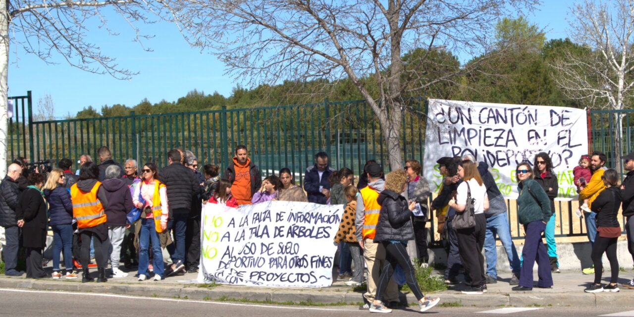 Nueva concentración en Hortaleza contra un cantón de limpieza dentro de un polideportivo