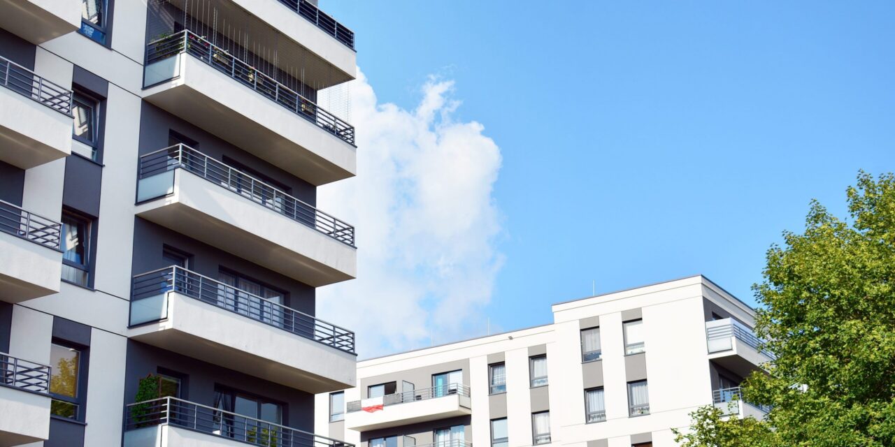 La FRAVM exige prohibir el cobro del IBI a inquilinos de VPO y denuncia que el nuevo reglamento autonómico permite el acceso a rentas de más de 84.000 euros