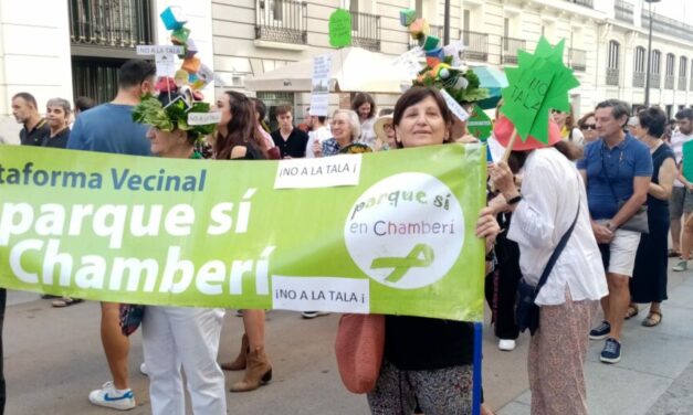 Paraguas de colores para reclamar sombras en el parque de Santander (Chamberí)