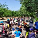 La vecindad de Barajas pedalea para denunciar su abandono y exige carriles bici que conecten sus barrios con el anillo verde