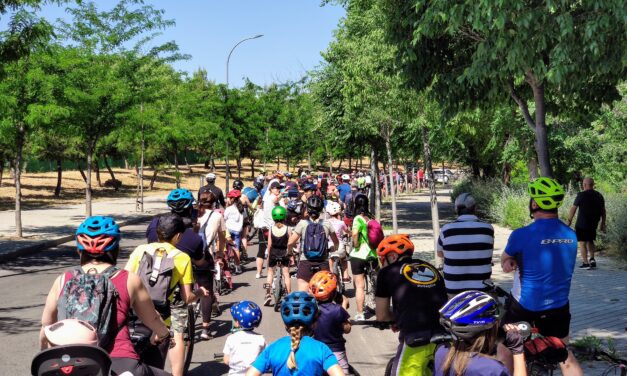La vecindad de Barajas pedalea para denunciar su abandono y exige carriles bici que conecten sus barrios con el anillo verde