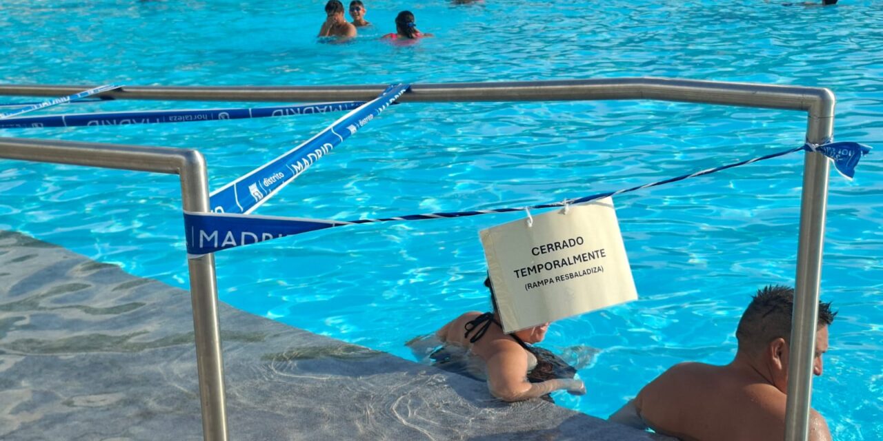 Las piscinas del Luis Aragonés de Hortaleza, sin césped y con desperfectos tras gastar más de cuatro millones en reformarlas