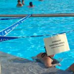 Las piscinas del Luis Aragonés de Hortaleza, sin césped y con desperfectos tras gastar más de cuatro millones en reformarlas