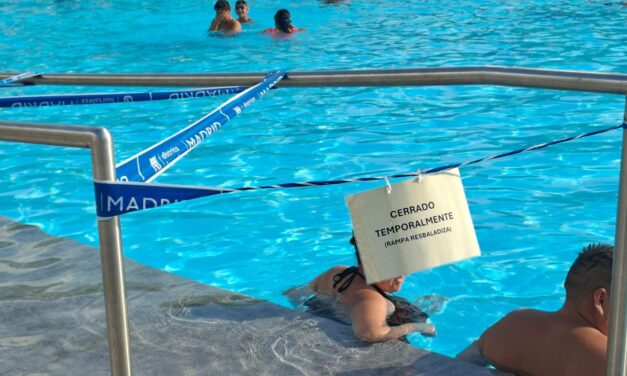 Las piscinas del Luis Aragonés de Hortaleza, sin césped y con desperfectos tras gastar más de cuatro millones en reformarlas
