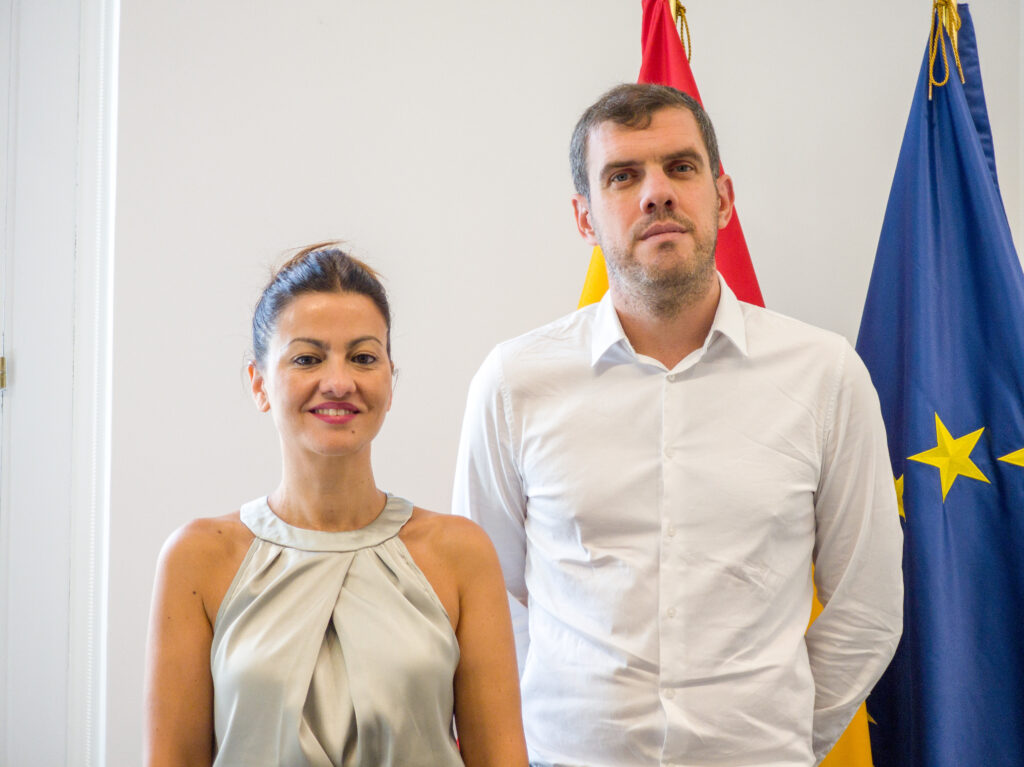 Sira Rego, Ministra de Juventud e Infancia, junto a Jorge Nacarino, presidente de la FRAVM