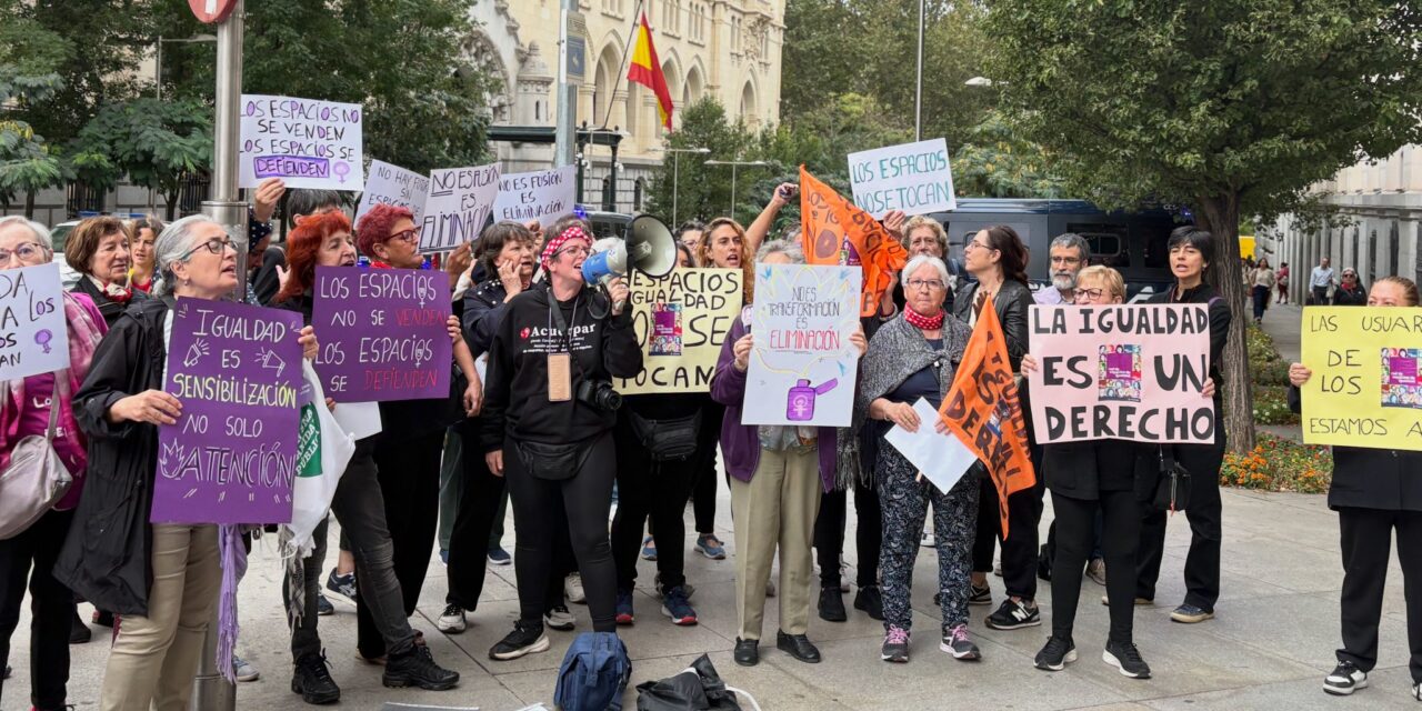 El Ayuntamiento de Madrid comienza el desmantelamiento de los espacios de igualdad con el traslado del Gloria Fuertes de Vicálvaro