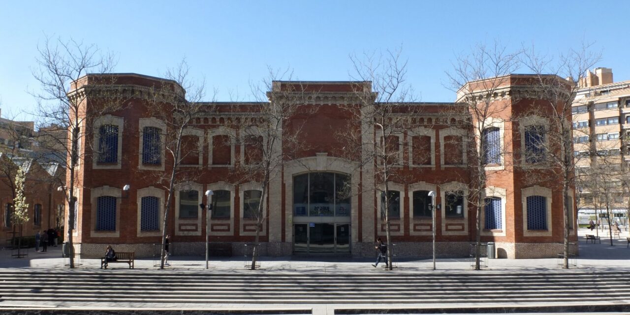 Concentración vecinal por la reapertura urgente del Polideportivo Daoíz y Velarde