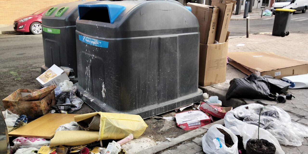 Las asociaciones de Ciudad Lineal se levantan contra la tasa de basuras y la suciedad de sus barrios