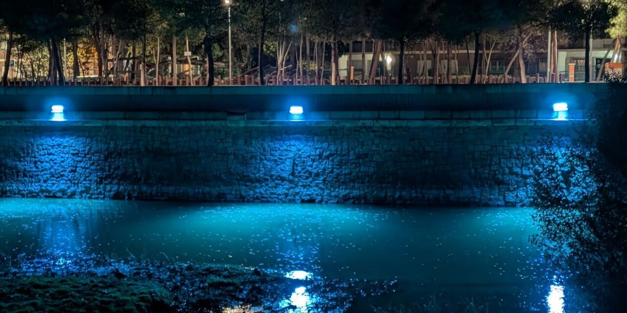 Colectivos vecinales y ecologistas denuncian el encendido de las luces en el cauce del río Manzanares
