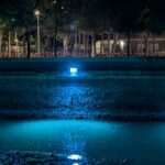 Colectivos vecinales y ecologistas denuncian el encendido de las luces en el cauce del río Manzanares