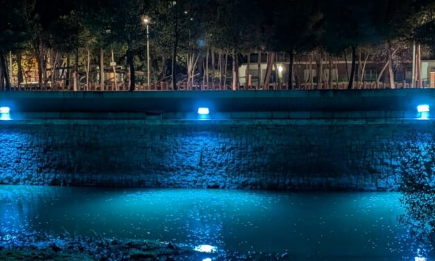 Colectivos vecinales y ecologistas denuncian el encendido de las luces en el cauce del río Manzanares