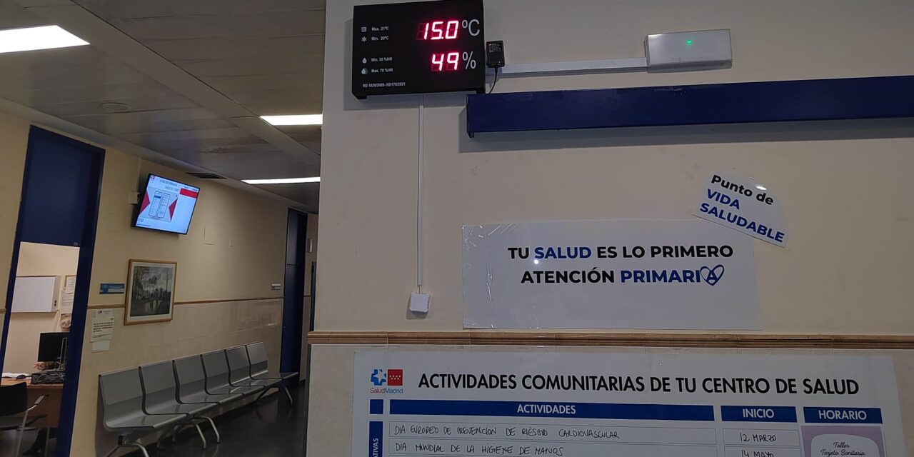 La falta de calefacción obliga al personal del centro de salud Los Rosales a trabajar con abrigo y llevar sus calefactores de casa