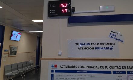 La falta de calefacción obliga al personal del centro de salud Los Rosales a trabajar con abrigo y llevar sus calefactores de casa